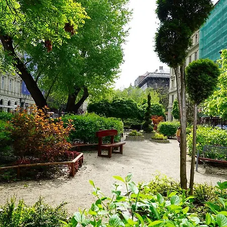李斯特费伦茨精品公寓